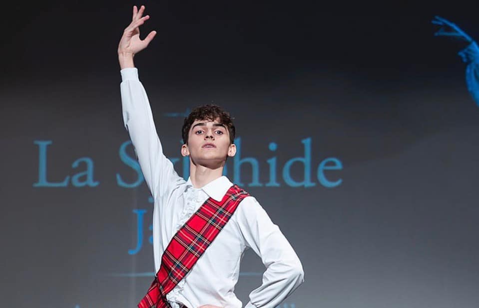 Luca, una partenza in punta di piedi. Raffellini vola verso l’Opera di Roma A 15 anni Luca Raffellini lascia Spezia per proseguire la propria formazione alla Scuola di Ballo del Teatro dell’Opera…